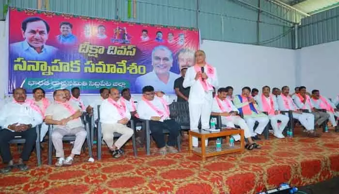 సీఎం రేవంత్ రెడ్డి ఓ మూర్ఖుడు.. మాజీ మంత్రి హరీశ్ రావు ఫైర్ సీఎం రేవంత్ రెడ్డి ఓ మూర్ఖుడు.. మాజీ మంత్రి హరీశ్ రావు ఫైర్