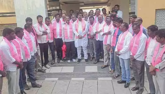 కాంగ్రెస్ నుంచి బీఆర్ఎస్ పార్టీలోకి భారీగా చేరికలు కాంగ్రెస్ నుంచి బీఆర్ఎస్ పార్టీలోకి భారీగా చేరికలు