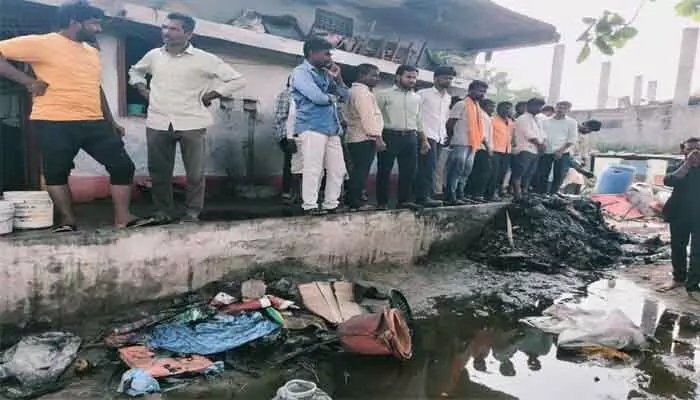 ముధోల్ లో షార్ట్ సర్క్యూట్ తో ఇల్లు దగ్ధం ముధోల్ లో షార్ట్ సర్క్యూట్ తో ఇల్లు దగ్ధం