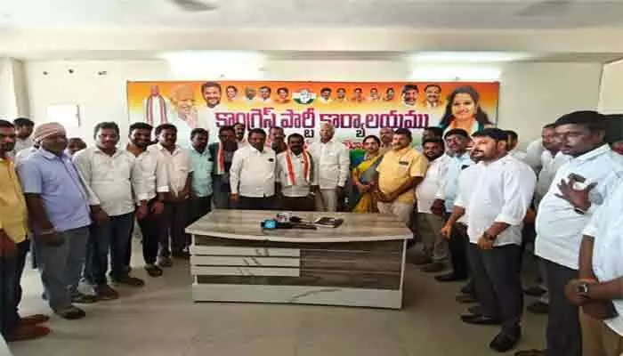 ఎమ్మెల్యే కడియం శ్రీహరిని కలిసిన జిల్లా అధ్యక్షురాలు ధన్వంతి ఎమ్మెల్యే కడియం శ్రీహరిని కలిసిన జిల్లా అధ్యక్షురాలు ధన్వంతి