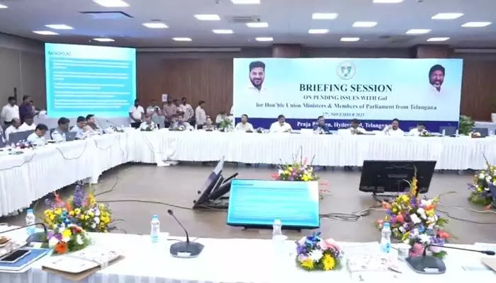 ప్రజాభవన్లో ఎంపీలతో డిప్యూటీ సీఎం భట్టి భేటీ.. పార్లమెంట్లో ప్రస్తావించాల్సిన అంశాలపై కీలక చర్చ ప్రజాభవన్లో ఎంపీలతో డిప్యూటీ సీఎం భట్టి భేటీ.. పార్లమెంట్లో ప్రస్తావించాల్సిన అంశాలపై కీలక చర్చ
