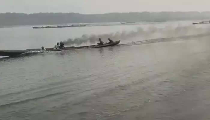 Boat Race: చేపల వేట కోసం.. గోదావరిలో పడవ పోటీలు Boat Race: చేపల వేట కోసం.. గోదావరిలో పడవ పోటీలు