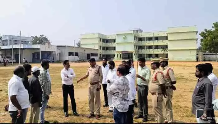 సీఎం పర్యటన ఏర్పాట్లు పరిశీలించిన అధికారుల బృందం సీఎం పర్యటన ఏర్పాట్లు పరిశీలించిన అధికారుల బృందం