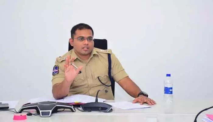 సోషల్ మీడియాపై నిఘా మరింత కఠినతరం : ఎస్పీ మహేష్ బి.గితే సోషల్ మీడియాపై నిఘా మరింత కఠినతరం : ఎస్పీ మహేష్ బి.గితే