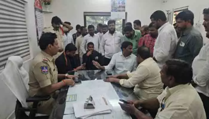 జడ్చర్ల పోలీస్ స్టేషన్లో భూత్పూర్ కాంగ్రెస్ నేత రచ్చ జడ్చర్ల పోలీస్ స్టేషన్లో భూత్పూర్ కాంగ్రెస్ నేత రచ్చ
