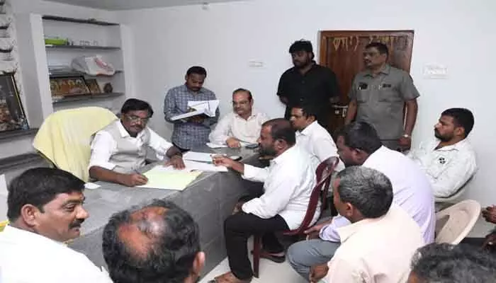 బీఆర్ఎస్ పాలనలో రాష్ట్రం అప్పుల్లో కూరుకుపోయింది : మంత్రి వివేక్ బీఆర్ఎస్ పాలనలో రాష్ట్రం అప్పుల్లో కూరుకుపోయింది : మంత్రి వివేక్