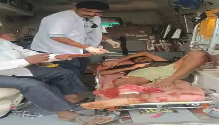 రెండు బైక్లు ఢీ.. ఇద్దరికీ గాయాలు రెండు బైక్లు ఢీ.. ఇద్దరికీ గాయాలు