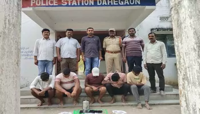 ఆన్ లైన్ బెట్టింగ్ స్థావరం పై టాస్క్ ఫోర్స్ పోలీసులు దాడి ఆన్ లైన్ బెట్టింగ్ స్థావరం పై టాస్క్ ఫోర్స్ పోలీసులు దాడి
