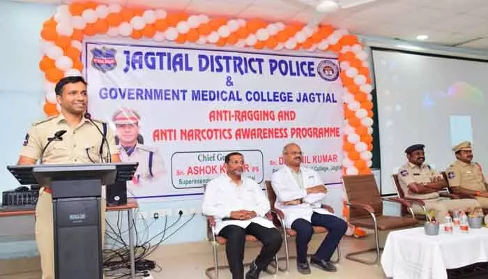 ర్యాగింగ్ చట్ట రీత్యా నేరం : ఎస్పీ అశోక్ కుమార్ ర్యాగింగ్ చట్ట రీత్యా నేరం : ఎస్పీ అశోక్ కుమార్