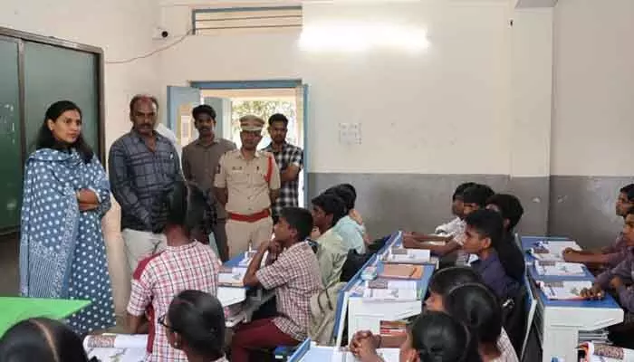 పదోతరగతిలో మంచి ఫలితాలు సాధించి జిల్లా ప్రతిష్ట పెంచాలి : కలెక్టర్ ప్రావీణ్య పదోతరగతిలో మంచి ఫలితాలు సాధించి జిల్లా ప్రతిష్ట పెంచాలి : కలెక్టర్ ప్రావీణ్య