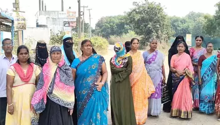 నూకపెల్లి డబుల్ బెడ్రూం లబ్ధిదారుల ఆందోళన నూకపెల్లి డబుల్ బెడ్రూం లబ్ధిదారుల ఆందోళన