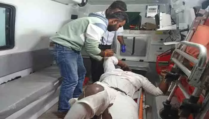 కారు.. స్కూటీ ఢీ కారు.. స్కూటీ ఢీ