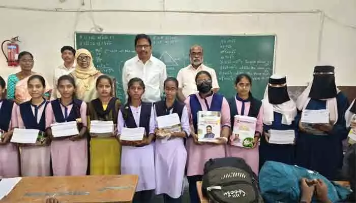 విద్య సమాజానికి పునాదిగా నిలుస్తుంది విద్య సమాజానికి పునాదిగా నిలుస్తుంది