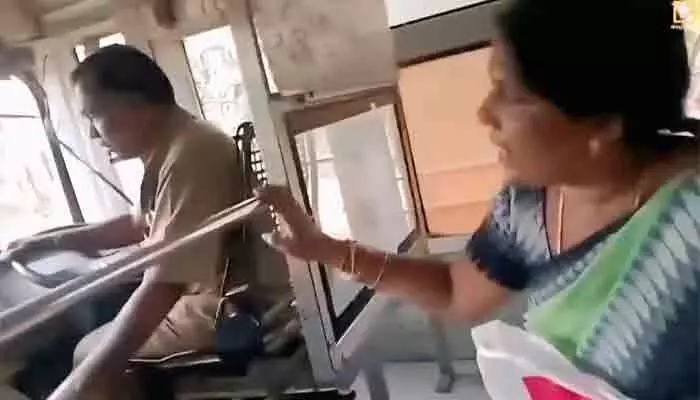 ఆర్టీసీ డ్రైవర్ తో మహిళల వాగ్వాదం ఆర్టీసీ డ్రైవర్ తో మహిళల వాగ్వాదం