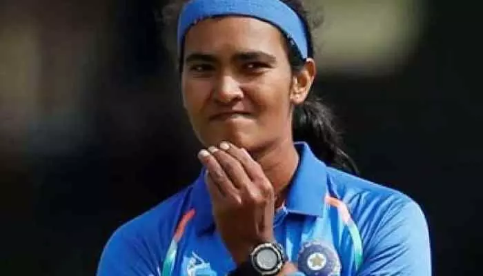 WPL 2026: రూ.2.4 కోట్లు పలికిన కరీంనగర్ క్రికెటర్ WPL 2026: రూ.2.4 కోట్లు పలికిన కరీంనగర్ క్రికెటర్