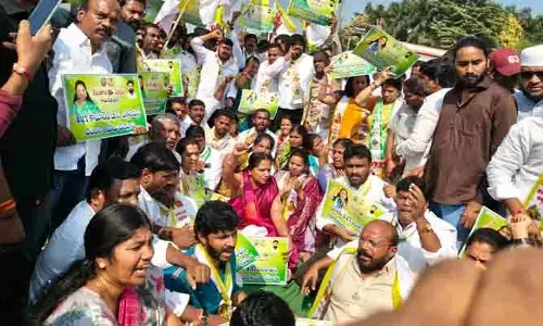 బీసీలకు 42 శాతం రిజర్వేషన్లు ఇవ్వాల్సిందే.. తెలంగాణ జాగృతి చీఫ్ కవిత రైల్ రోకో