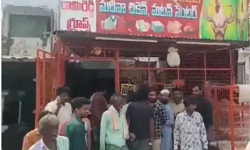 పిడుగురాళ్లలో చికెన్ కొట్టు వివాదం