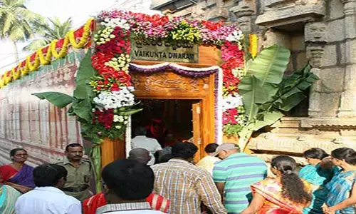 వైకుంఠ ద్వార దర్శనం కోసం భక్తుల పోటీ.. అసలు మహాత్మ్యం ఏంటంటే?