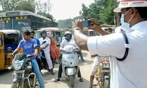 సొంత మొబైల్స్‌తో చలాన్‌ వేస్తున్న పోలీసులు.. హోంశాఖకు హైకోర్టు నోటీసులు