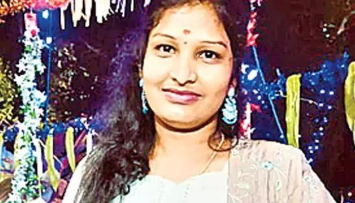 పచ్చని కాపురంలో చిచ్చుపెట్టిన స్టాక్ మార్కెట్.. అత్యాశకు పోతే చివరికి పచ్చని కాపురంలో చిచ్చుపెట్టిన స్టాక్ మార్కెట్.. అత్యాశకు పోతే చివరికి
