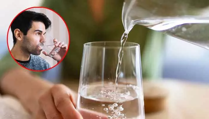 చలికాలం కదా అని వాటర్ తక్కువగా తాగుతున్నారా..? ఈ రిస్క్ తప్పదు! చలికాలం కదా అని వాటర్ తక్కువగా తాగుతున్నారా..? ఈ రిస్క్ తప్పదు!
