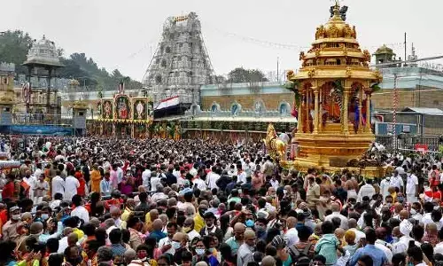 వేసవి సెలవుల ఎఫెక్ట్.. తిరుమలకు పోటెత్తిన భక్తులు
