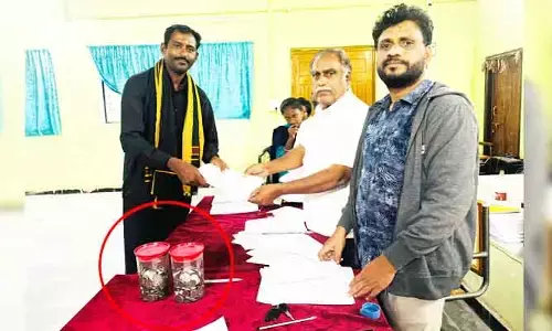 సర్పంచ్ అభ్యర్థి వినూత్న ఆలోచన.. వెయ్యి రూపాయి బిళ్లలతో నామినేషన్