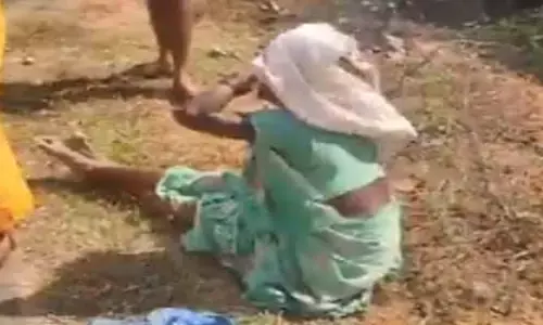 వృద్ధురాలిపై దారుణం.. కనికరం లేకుండా కళ్లలో కారం చల్లి మరీ!