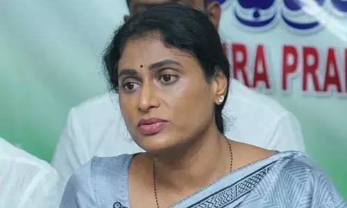 ‘ఆహా.. ఓహో అని డప్పు కొట్టడమేంటి’?.. సీఎం చంద్రబాబుపై షర్మిల ఫైర్