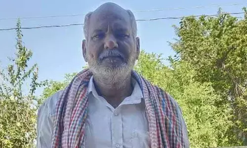 జాతీయ ర‌హ‌దారి ప‌క్క‌నే  రైతు ఆత్మహత్య