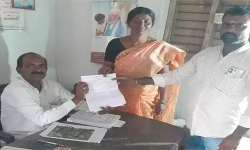 ఓవైపు ఇంటి పెద్ద మ‌ర‌ణం.. మ‌రోవైపు స‌ర్పంచ్ గా నామినేష‌న్..!