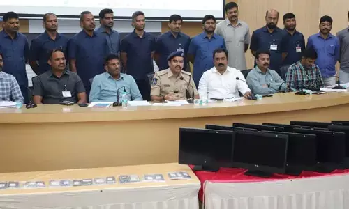 ఆస్ట్రేలియా పౌరులే టార్గెట్..! మాదాపూర్‌లో అంతర్జాతీయ నకిలీ కాల్ సెంటర్ ముఠా అరెస్ట్