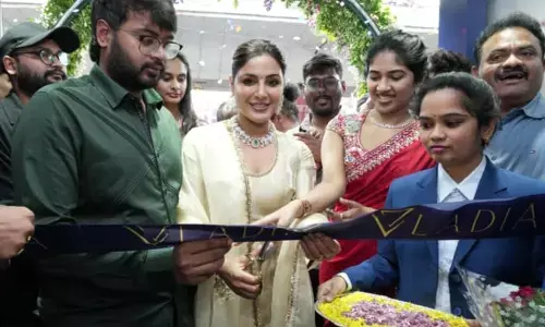 విశాఖలో సందడి చేసిన నటి