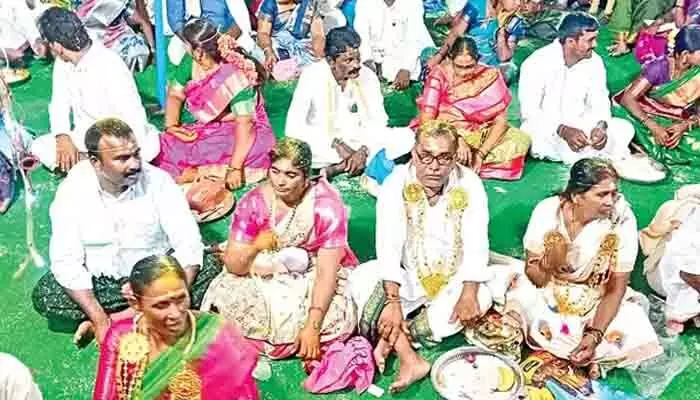 మూడేళ్లకొకసారి పెళ్లి చేసుకుంటున్న దంపతులు.. ఆ ఊరిలో వింత ఆచారం మూడేళ్లకొకసారి పెళ్లి చేసుకుంటున్న దంపతులు.. ఆ ఊరిలో వింత ఆచారం