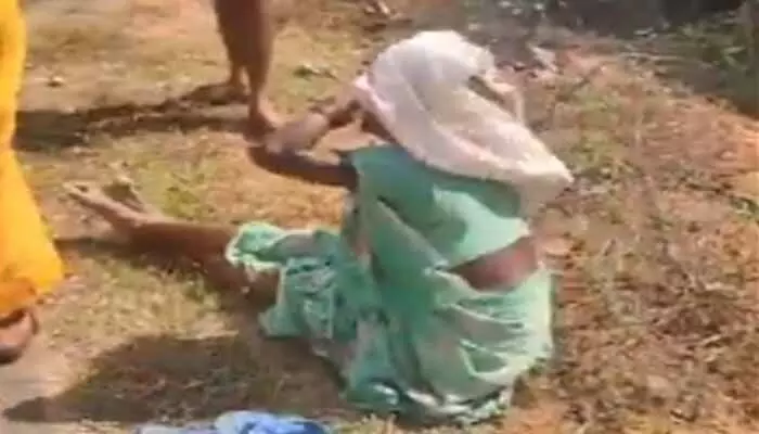 వృద్ధురాలిపై దారుణం.. కనికరం లేకుండా కళ్లలో కారం చల్లి మరీ! వృద్ధురాలిపై దారుణం.. కనికరం లేకుండా కళ్లలో కారం చల్లి మరీ!