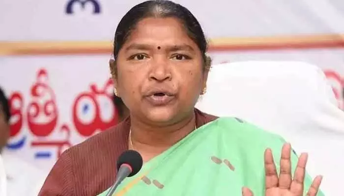 గాదె ఇన్నయ్య మా ఇల్లును సందర్శించిన మంత్రి సీతక్క గాదె ఇన్నయ్య మా ఇల్లును సందర్శించిన మంత్రి సీతక్క