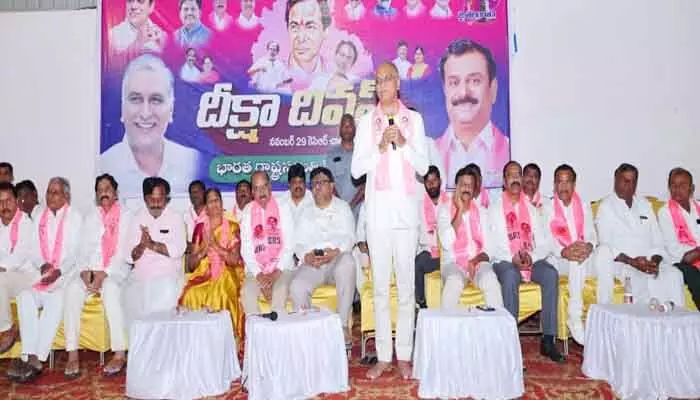 జిరాక్స్ కాఫీలు ఇచ్చిన ఉద్యమ ద్రోహి రేవంత్ రెడ్డి : మాజీ మంత్రి హరీశ్ రావు జిరాక్స్ కాఫీలు ఇచ్చిన ఉద్యమ ద్రోహి రేవంత్ రెడ్డి : మాజీ మంత్రి హరీశ్ రావు