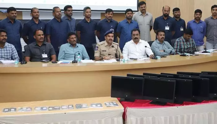 ఆస్ట్రేలియా పౌరులే టార్గెట్..! మాదాపూర్లో అంతర్జాతీయ నకిలీ కాల్ సెంటర్ ముఠా అరెస్ట్ ఆస్ట్రేలియా పౌరులే టార్గెట్..! మాదాపూర్లో అంతర్జాతీయ నకిలీ కాల్ సెంటర్ ముఠా అరెస్ట్