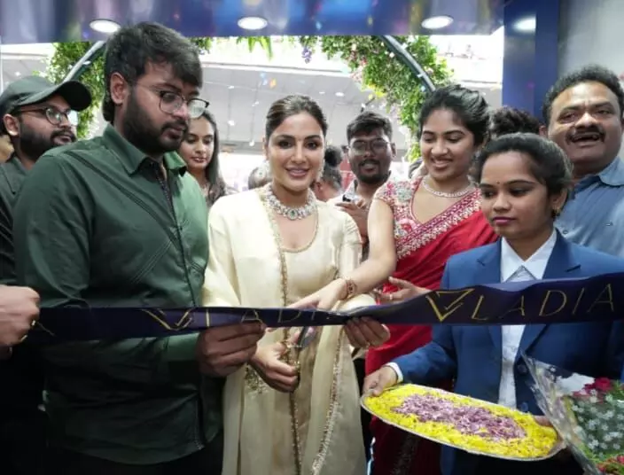 విశాఖలో సందడి చేసిన నటి విశాఖలో సందడి చేసిన నటి