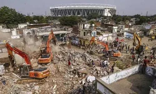 నరేంద్ర మోడీ స్టేడియం చుట్టూ అక్రమ నిర్మాణాల తొలగింపు