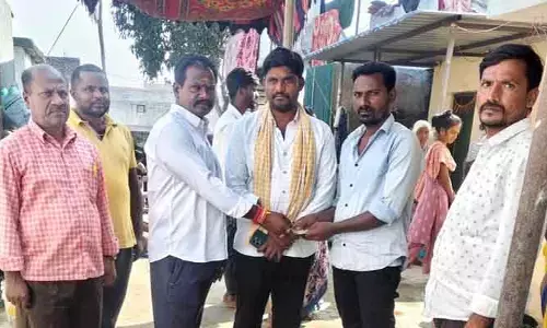 బాధిత కుటుంబానికి ఆర్థిక సహాయం అందజేత