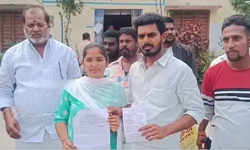 పంచాయతీ ఎన్నికలు.. పెళ్లికాకుండానే లవర్‌తో నామినేషన్ వేయించిన ప్రియుడు