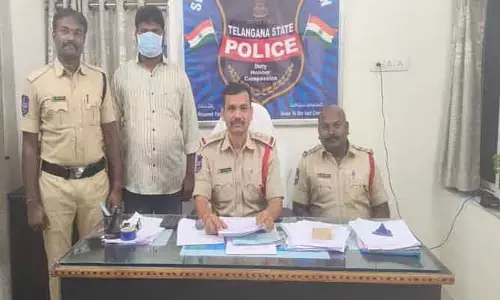 డబుల్ బెడ్ రూం ఇప్పిస్తానని మోసం