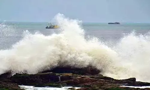 పాలకాయతిప్పలో సముద్రం అల్లకల్లోలం.. 500 మీటర్లు ముందుకు..!