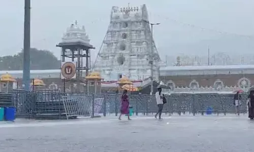 Ditva Cyclone Effect: తిరుమలలో భక్తులు తీవ్ర ఇబ్బందులు