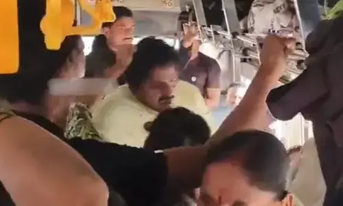 VIDEO: బస్సులో సీటు కోసం రచ్చరచ్చ.. ప్రయాణికుడి జుట్టుపట్టుకుని కొట్టిన మహిళ