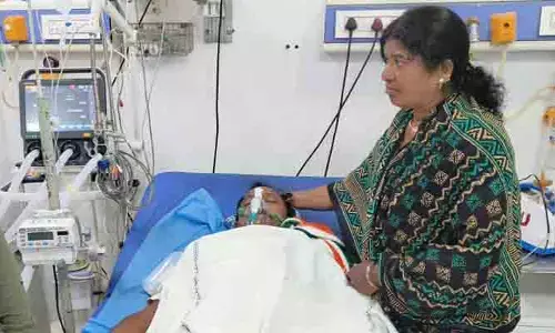 ఎమ్మెల్యే క్యాంపు కార్యాల‌యంలో కాంగ్రెస్ నాయ‌కుడు ఆత్మ‌హత్యాయ‌త్నం