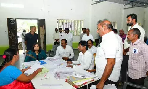 మ‌హ‌మ్మ‌దాబాద్ క్ల‌స్ట‌ర్ 1 నామినేష‌న్ల స్క్రూటిని ప‌రిశీలించిన క‌లెక్ట‌ర్