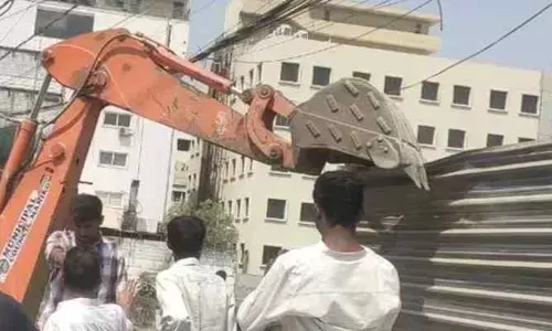 మొదట గుడిసెలు..  ఆపై నిర్మాణాలు!