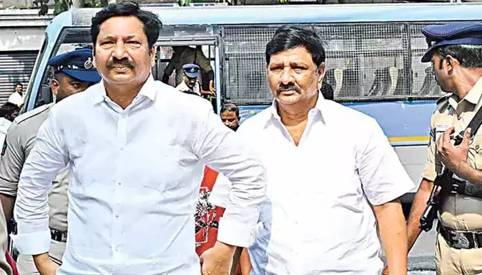 నకిలీ మద్యం కేసు.. చివరి రోజు కస్టడీలోకి జోగి రమేశ్ సోదరులు నకిలీ మద్యం కేసు.. చివరి రోజు కస్టడీలోకి జోగి రమేశ్ సోదరులు